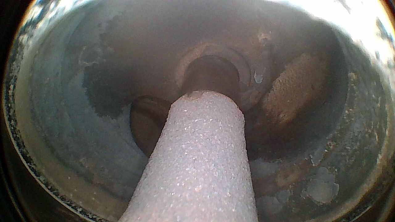 Borescope reference image: exhaust valve stem and guide